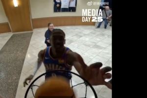 谁童年第一扣不是扣小篮筐？雷霆全队玩小篮筐 卡鲁索带头一顿玩