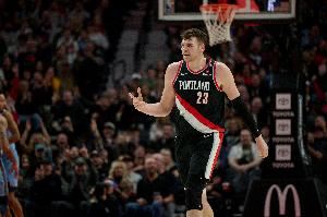 杨瀚森：克林根会帮我理解战术 我们的化学反应是我传球他空接