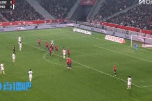 世一左！门德斯任意球世界波直挂死角，登场仅7分钟帮助巴黎领先