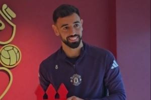 当选曼联9月最佳！B费在曼联基地领取了队内最佳奖