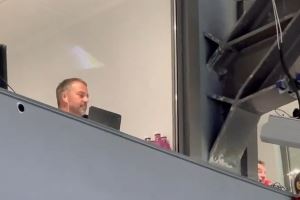 远程指挥，本场被罚停赛的弗里克出现在伯纳乌看台