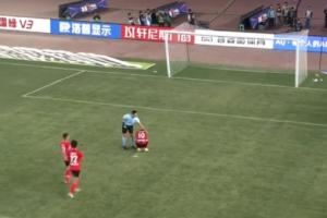 有温度！比赛结束第一时间，主裁马宁安慰南通最后一罚失点的球员
