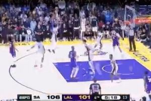 白热化！八村塁外线开炮三分穿针 湖人追到2分打停马刺