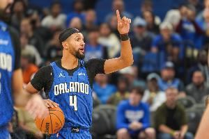 冲击力十足!萨格斯首节4中2&罚球7中6拿11分 另有4板2助1断