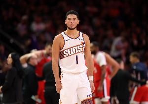 今天当绿叶！布克26分钟13投8中 高效砍下19分3助攻