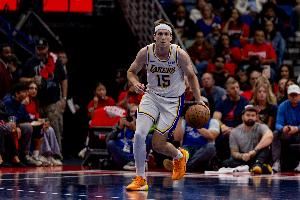 够强硬!里夫斯突破迎着特纳补防滞空上篮2+1