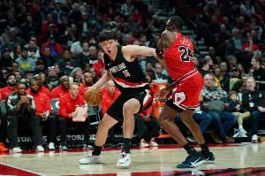 拓记:今日杨瀚森展示了低位技巧 虽只得2分但对防守的理解更好了